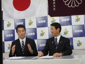 村井よしひろ知事（左）と伊藤信太郎会長（右）